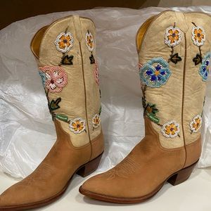 Stallion beaded vintage cowboy boots. Beige/ brown suede. Perfect condition.